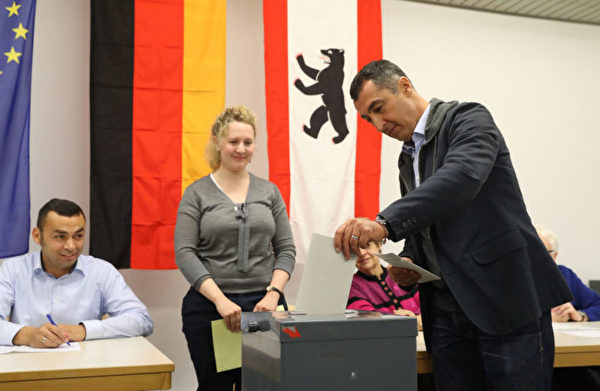綠黨候選人厄茲德米爾在選舉站投票。（右一）（Sean Gallup/Getty Images）