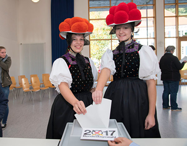 不少選民身穿傳統服飾前來選舉站投票。圖為巴符州城市弗萊堡附近的一處投票站。（THOMAS KIENZLE/AFP/Getty Images）