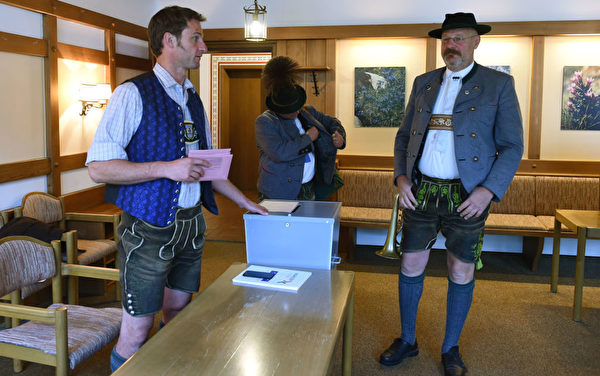 不少選民身穿傳統服飾前來選舉站投票。圖為巴伐利亞一處投票站。（CHRISTOF STACHE/AFP/Getty Images）