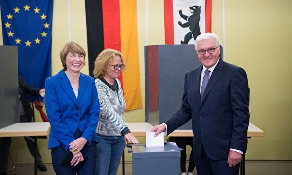 總統施泰因邁爾（右一）和妻子（左一）在柏林參加了投票。（BERND VON JUTRCZENKA/AFP/Getty Images）