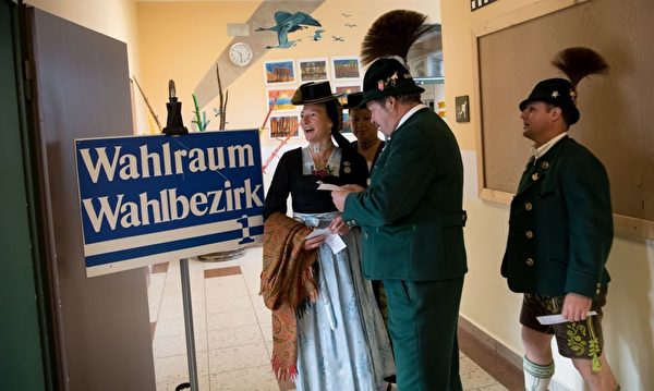 不少選民身穿傳統服飾前來選舉站投票。圖為巴伐利亞一處投票站。（SVEN HOPPE/AFP/Getty Images）