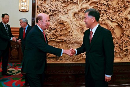 汪洋在北京会晤到访的美国商务部长罗斯，笑容满面。（ANDY WONG/AFP/Getty Images)