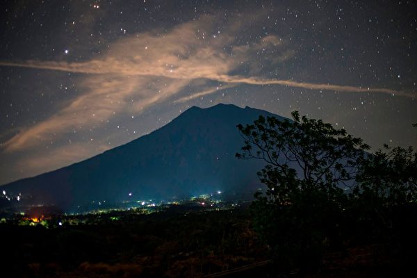 印尼巴厘島火山恐爆發 12萬人撤離 多國預警
