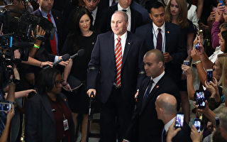 当斯卡利斯周四拄著拐杖走进众议院大楼时，现场的两党议员爆发出欢呼声。(Mark Wilson/Getty Images)