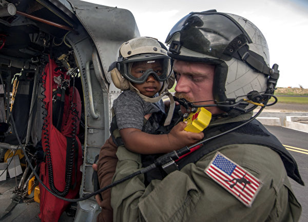 美国军方帮助救灾。 (Sean Galbreath/U.S. Navy via Getty Images)