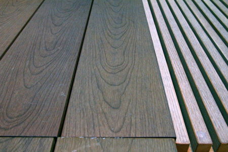 TPE人造木材做成防水又止滑的地板。（賴友容／大紀元）