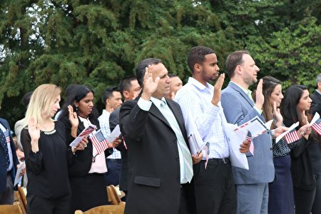 星期一中午，在美國國家植物園草坪上，伴隨著親友們的祝福，25位來自新西蘭﹑印度﹑墨西哥等國家的新移民宣誓入籍。（亦平／大紀元） 