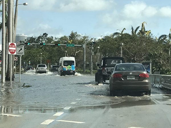 迈阿密市的道路上还有积水 。 （艾莉/大纪元） 