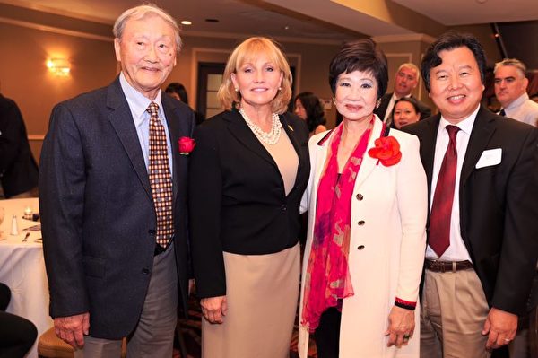 图：竞选餐会上现任副州长Kim Guadagno（左二）与部分华人合影。（作者提供）