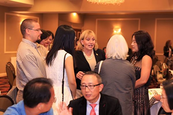 图：竞选餐会上现任副州长Kim Guadagno（左三）与华人交谈。（作者提供）