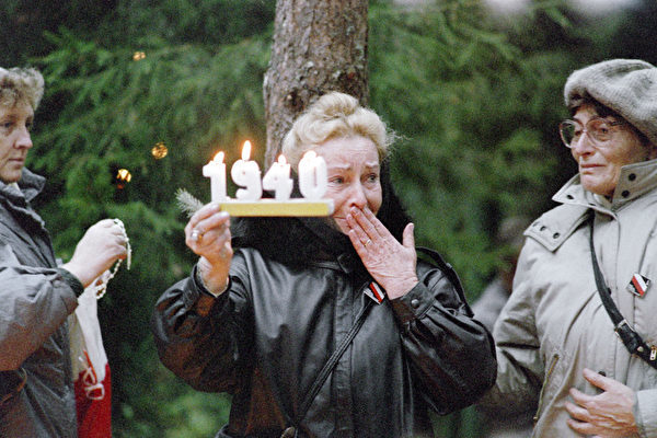 1940年4月至5月间，在斯大林领导的苏共批准下，苏联秘密警察在卡廷森林等地对包括战俘在内的波兰民众进行了一场大屠杀，遇害人数在2万以上。图为1989年的纪念场面。(WOJTEK DRUSZCZ/AFP/Getty Images)