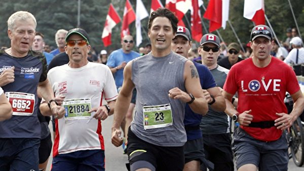 加拿大总理 Justin Trudeau 参加 陆军长跑。（加通社）