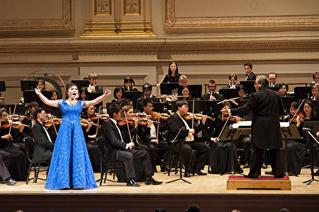 2012年10月28日，神韵交响乐团在纽约卡耐基音乐成功举行了国际首演。图为神韵著名女高音歌唱家耿皓蓝在演唱《人生何为》。（摄影：戴兵/新唐人）