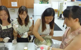 幾位家庭主婦在做冰皮月餅皮。 (蔡溶/大紀元)
