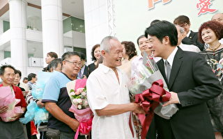 台南市民代表向賴清德〈前右1〉獻花。（台南市政府提供）