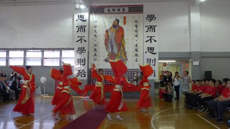 學生表演「雅樂舞」，表達對孔子的崇敬與讚頌之意。 