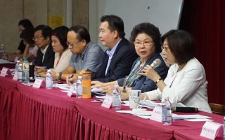 高雄市长陈菊(右二)18日表示，市府临时人员将比照军公教加薪3%。（李怡欣／大纪元）