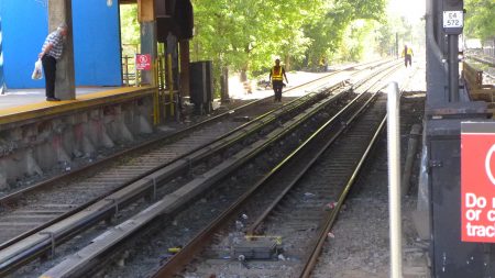 事發後，地鐵工作人員檢查路軌。