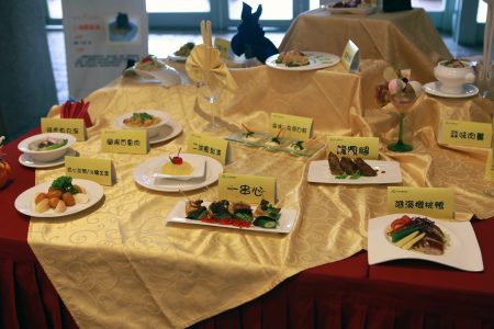 宜蘭縣政府選以獨具特色的在地食材，共有14道佳餚。（曾漢東／大紀元）