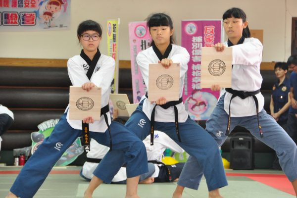 湖口高中学生精湛的跆拳道表演。（赖月贵／大纪元）