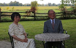 張克彥博士夫婦在來加加五十週年慶典上接受媒體採訪。（梁耀/大紀元）