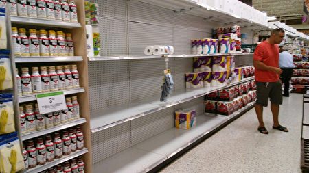 在伊玛飓风到达之前，佛罗里达居民做最坏的打算，货价上的商品被抢购一空。（吴蔚溪/大纪元）