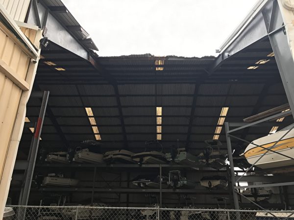 清水灣地區存放遊艇的倉庫被颶風吹開了頂棚（ 周子定/大紀元）