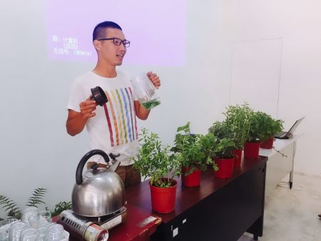 年轻的阿宏老师传授冲泡香草茶秘诀。（新竹市府提供）