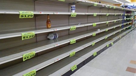 在伊玛飓风到达之前，佛罗里达居民做最坏的打算，货价上的水和各种饮料被抢购一空。（吴蔚溪/大纪元）