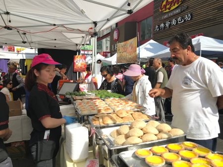 法拉盛商改區街坊節的美食吸引各族裔民眾。