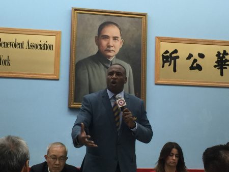 共和黨市主計長候選人福格納在中華公所闡述政見。