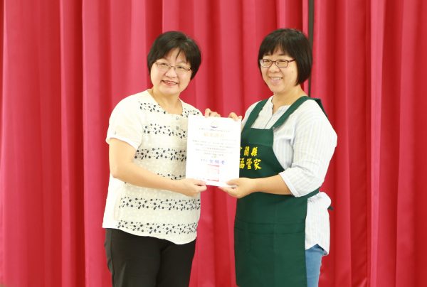 劳工处长黄玲娜（左）颁发结业证书。（曾汉东／大纪元）