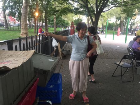 许多华人把药箱拿过来当凳子用，图中左侧是用完堆在公园一角的药箱。