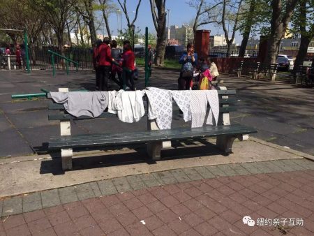 还有华裔居民把家里洗的湿衣服拿到公园凳子上晒。