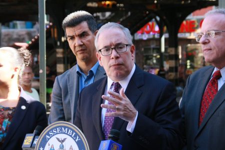 纽约市主计长斯静格（Scott Stringer）（中）呼吁MTA尽快改变可通行度差的现状。