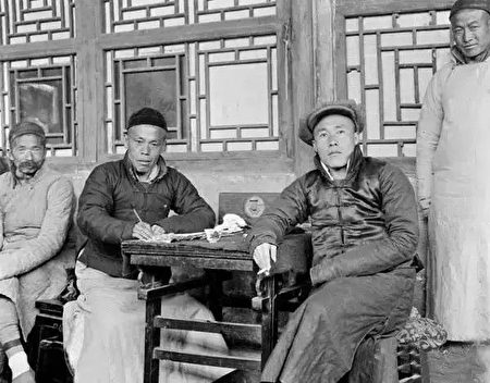北京的生意人和帳房先生，攝於1917年-1919年之間。（甘博／公有領域）