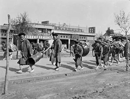 北京街頭，一群背著樂器的人，攝於1917年-1919年之間。（甘博／公有領域）