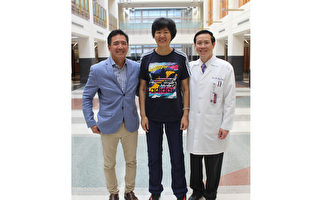 郎平于2017年到芝加哥大学医院接受治疗，左为中国国家女排队队医、芝大医生Sherwin Ho，右为芝大骨科专家、郎平的主治医生Hue Luu。（芝加哥大学医院提供）