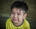 幼童遭绳勒卡电梯 危急时姐姐这样出手营救
