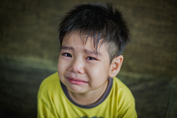 小男孩亂按電梯被責罵嚇哭了。圖與文無關。(Shutterstock)