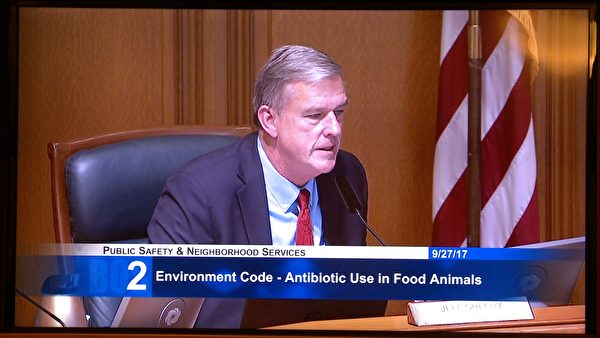 旧金山市议员希伊（Jeff Sheehy）表示，这项法案可望改变大型连锁超市提供的肉类普遍含有抗生素的现状。（视频截图）