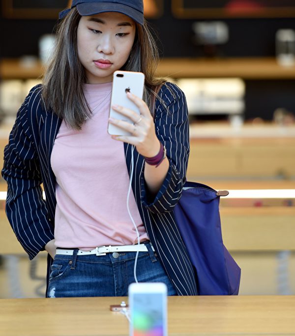 9月22日是iPhone 8的發賣日，果粉們在舊金山聯合廣場旗艦店選購新款iPhone和蘋果手錶。（JOSH EDELSON/AFP/Getty Images）