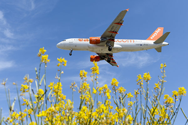 易捷航空的一架飛機正準備降落西班牙。（JOSEP LAGO / AFP）
