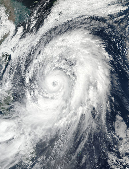 强台风兰恩（Lan）周日（22日）挟带强风暴雨侵袭日本，多地传山体滑坡和淹水灾情，目前已知至少有4人死亡、1人失踪，还有132人受伤。(AFP PHOTO/NASA Earth bservatory)
