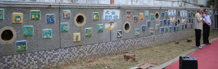  一幅長達11公尺的藝術創作--交趾陶文化壁畫，27日在嘉義市文雅國小左內側牆面揭幕。