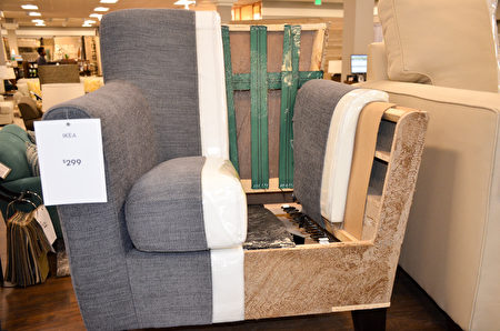 IKEA这款$299低端沙发使用刨花板材和实木做框架。（美式家具Living Spaces提供）