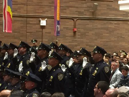 10月27日在NYPD总部举行的升职仪式上一名华人警官同其他23位同事一道晋升为警探。