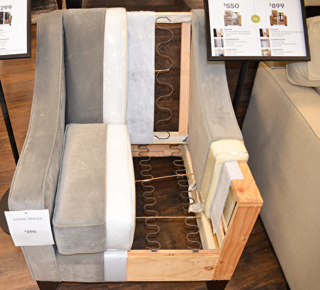 Living Spaces这款$295低端沙发使用高密度板和实木做框架。（美式家具Living Spaces提供）