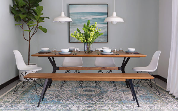 簡約的實木偉弗餐桌系列（WEAVER Dining Table）。（硅谷家具連鎖品牌Living Spaces提供）