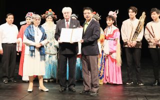 宜兰市长江聪渊致赠荣誉市民市钥、奖状给密吉尔．罗彻特。（宜兰市公所提供）